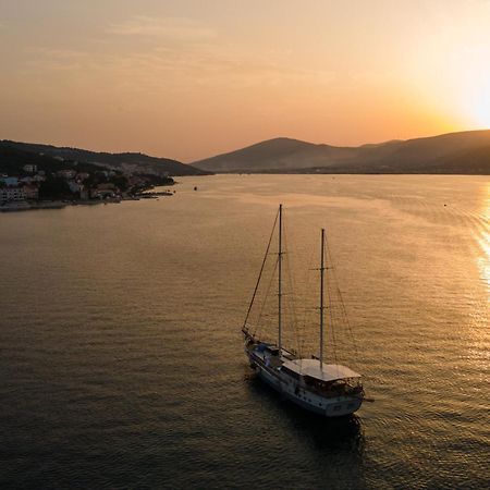 Apartments By The Sea Arbanija, Ciovo - 17332 Trogir Exterior foto